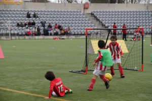 jogos de oeiras crianças a jogar futebol