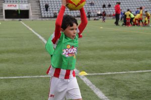 jogos de oeiras crianças a jogar futebol