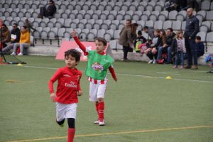 jogos de oeiras crianças a jogar futebol