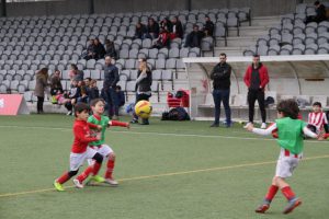 jogos de oeiras crianças a jogar futebol