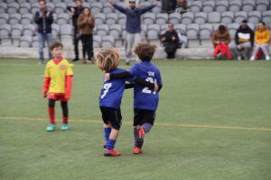 jogos de oeiras crianças a jogar futebol