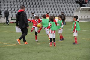 jogos de oeiras crianças a jogar futebol