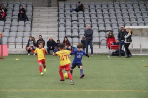 jogos de oeiras crianças a jogar futebol