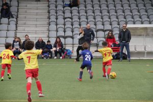 jogos de oeiras crianças a jogar futebol