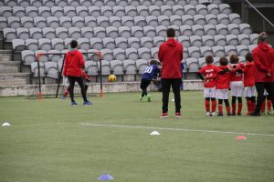 jogos de oeiras crianças a jogar futebol