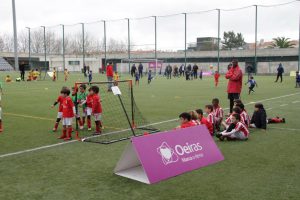 jogos de oeiras crianças a jogar futebol