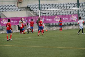 jogos de oeiras crianças a jogar futebol