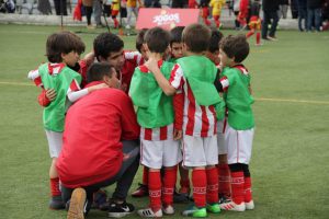 jogos de oeiras crianças a jogar futebol