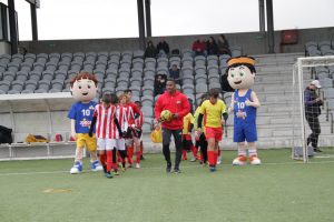 jogos de oeiras crianças a jogar futebol