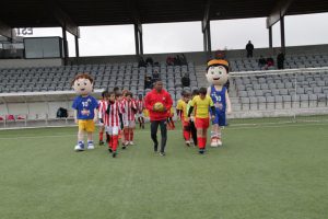 jogos de oeiras crianças a jogar futebol