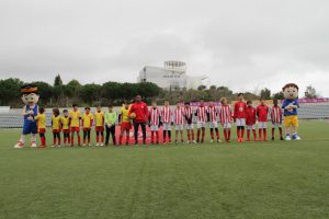 jogos de oeiras crianças a jogar futebol