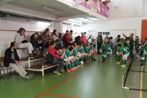 jogos de oeiras crianças a jogar futsal