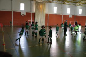 jogos de oeiras crianças a jogar futsal