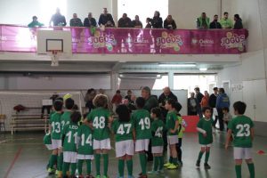 jogos de oeiras crianças a jogar futsal