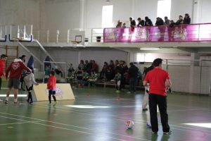 jogos de oeiras crianças a jogar futsal