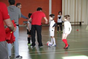 jogos de oeiras crianças a jogar futsal