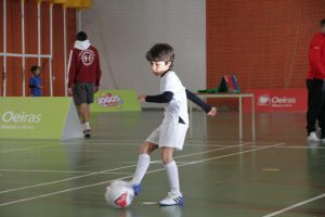 jogos de oeiras crianças a jogar futsal