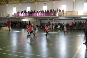 jogos de oeiras crianças a jogar futsal