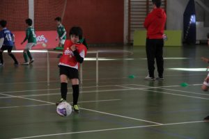 jogos de oeiras crianças a jogar futsal