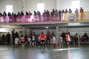 jogos de oeiras crianças a jogar futsal