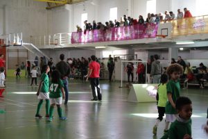 jogos de oeiras crianças a jogar futsal