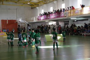 jogos de oeiras crianças a jogar futsal