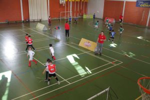 jogos de oeiras crianças a jogar futsal