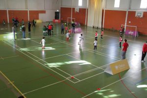 jogos de oeiras crianças a jogar futsal