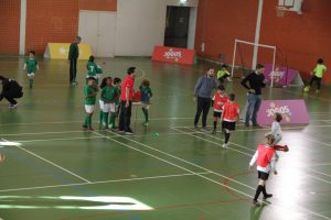 jogos de oeiras crianças a jogar futsal