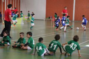 jogos de oeiras crianças a jogar futsal