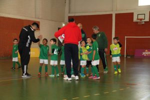 jogos de oeiras crianças a jogar futsal