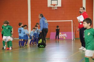 jogos de oeiras crianças a jogar futsal