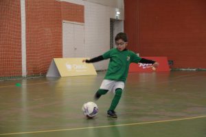 jogos de oeiras crianças a jogar futsal