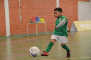 jogos de oeiras crianças a jogar futsal