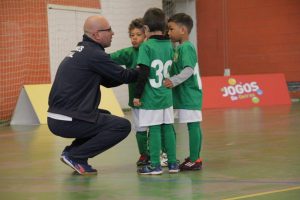 jogos de oeiras crianças a jogar futsal