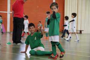 jogos de oeiras crianças a jogar futsal