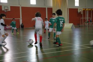 jogos de oeiras crianças a jogar futsal