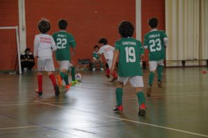 jogos de oeiras crianças a jogar futsal