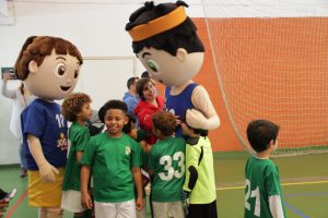 jogos de oeiras crianças a jogar futsal