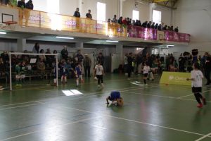 jogos de oeiras crianças a jogar futsal