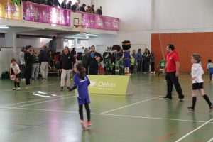 jogos de oeiras crianças a jogar futsal