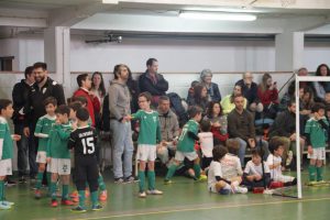 jogos de oeiras crianças a jogar futsal