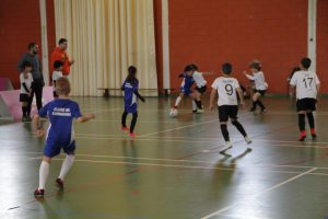 jogos de oeiras crianças a jogar futsal