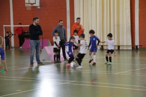 jogos de oeiras crianças a jogar futsal