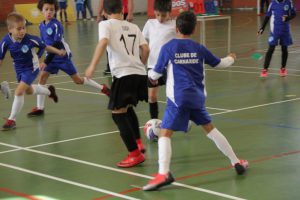 jogos de oeiras crianças a jogar futsal