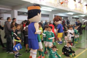 jogos de oeiras crianças a jogar futsal