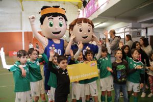 jogos de oeiras crianças a jogar futsal