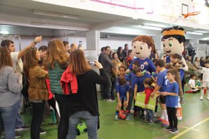 jogos de oeiras crianças a jogar futsal