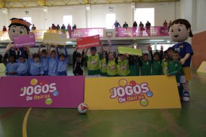 jogos de oeiras crianças a jogar futsal