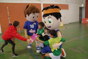 jogos de oeiras crianças a jogar futsal